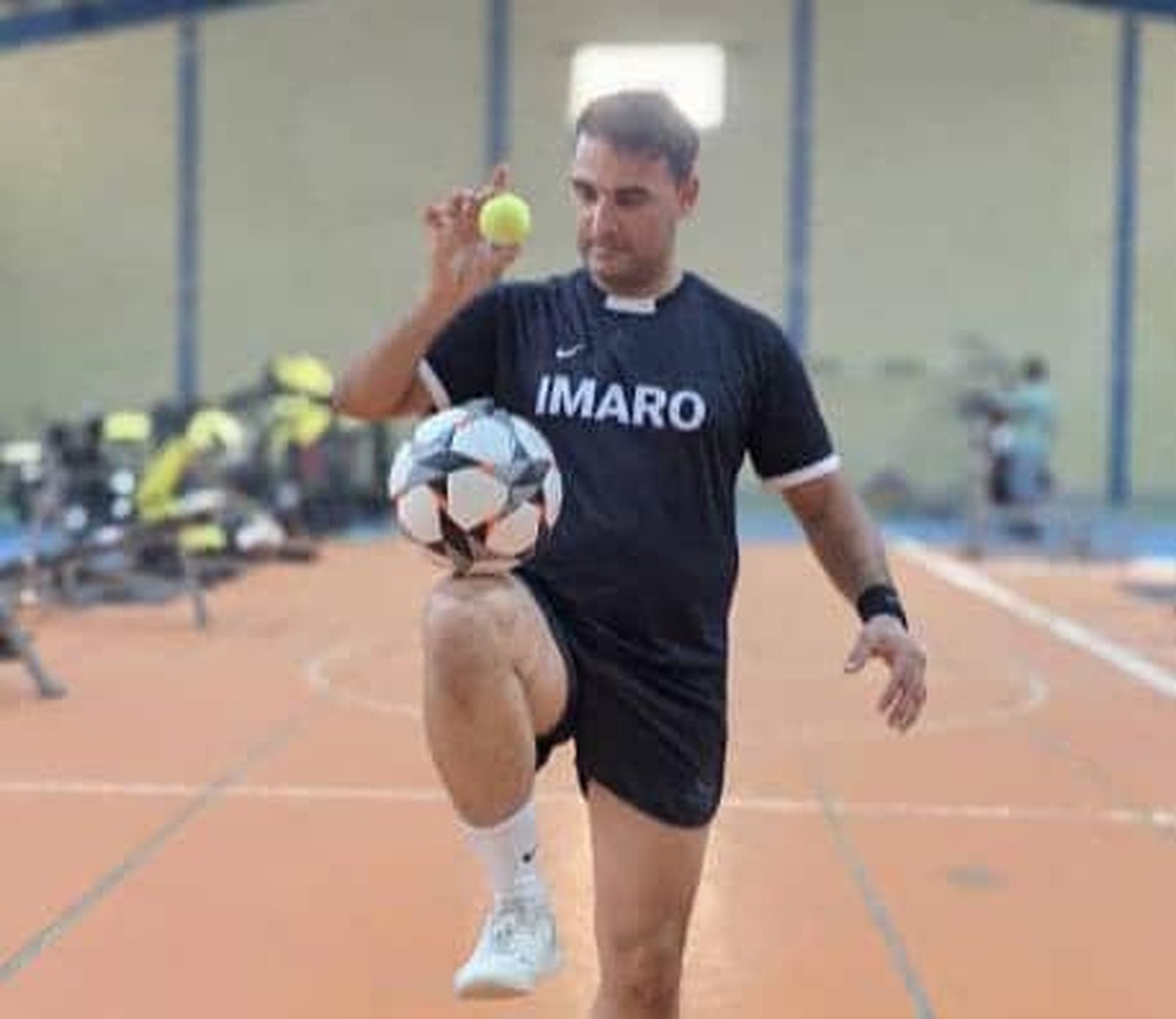 ثبت دو رکورد جهانی روپایی سرعتی با توپ تنیس هاکی ، توسط آرش احمدی