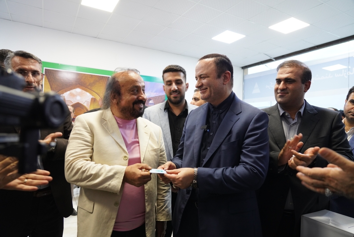 اولین گردشگر خارجی کارت مناطق آزاد ایران را دریافت کرد