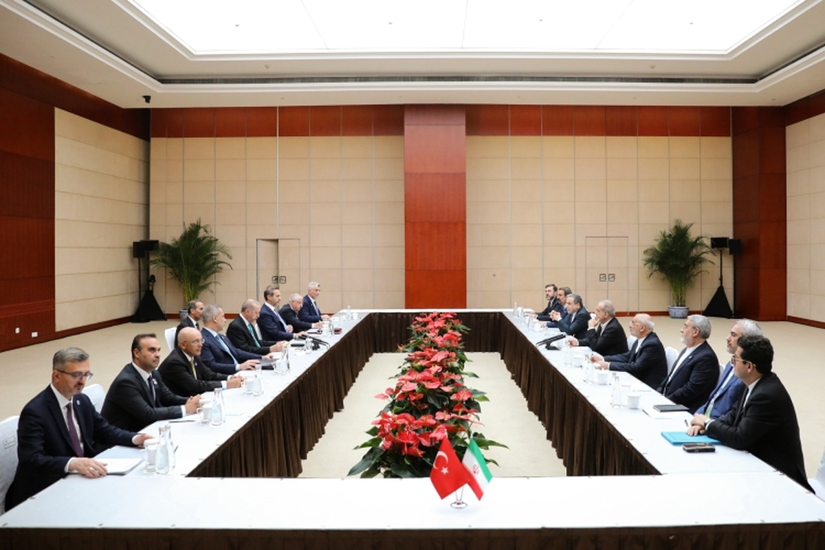 پزشکیان : با هرگونه حضور نیروهای فرامنطقه‌ای در قفقاز مخالفیم/اردوغان : فعالیت‌های صلح‌آمیز هسته‌ای حق مشروع ایران و فعال سازی مکانیسم ماشه اقدامی غیرسازنده است