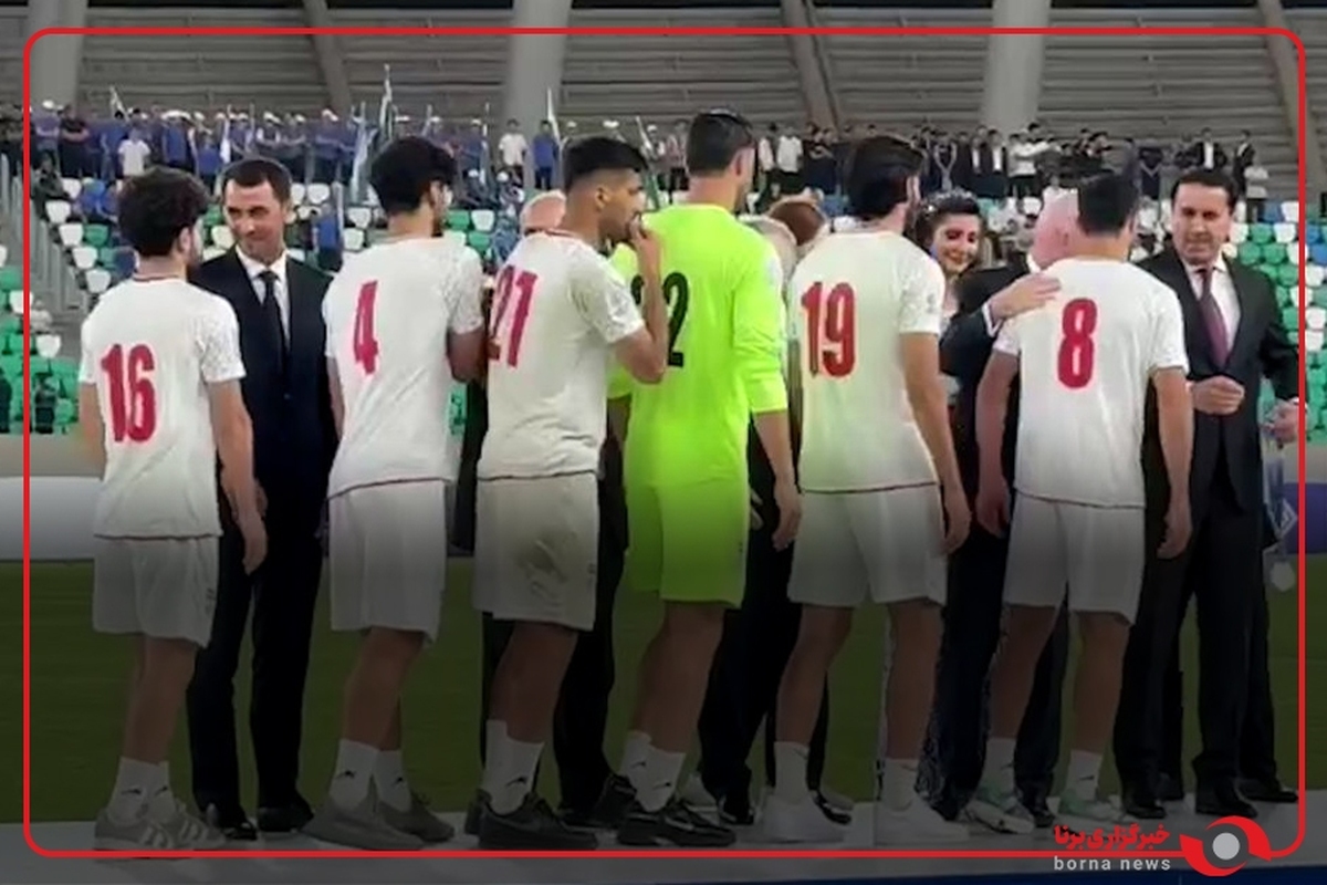 اهدای مدال‌های نایب قهرمانی به تیم ملی ایران از سوی رییس فیفا و رییس فدراسیون فوتبال