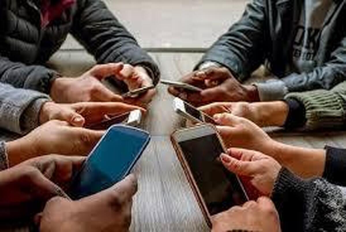 مضرات نور تلفن همراه برای چشم‌ها/ خطر کوری چشم با نور گوشی موبایل