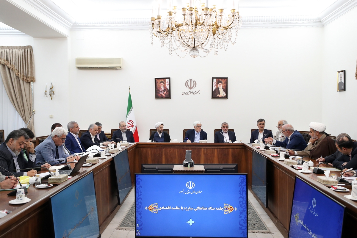 عارف: جای رسیدگی به مسائل جزئی باید به سمت ریشه‌کن کردن مفاسد اقتصادی حرکت کنیم