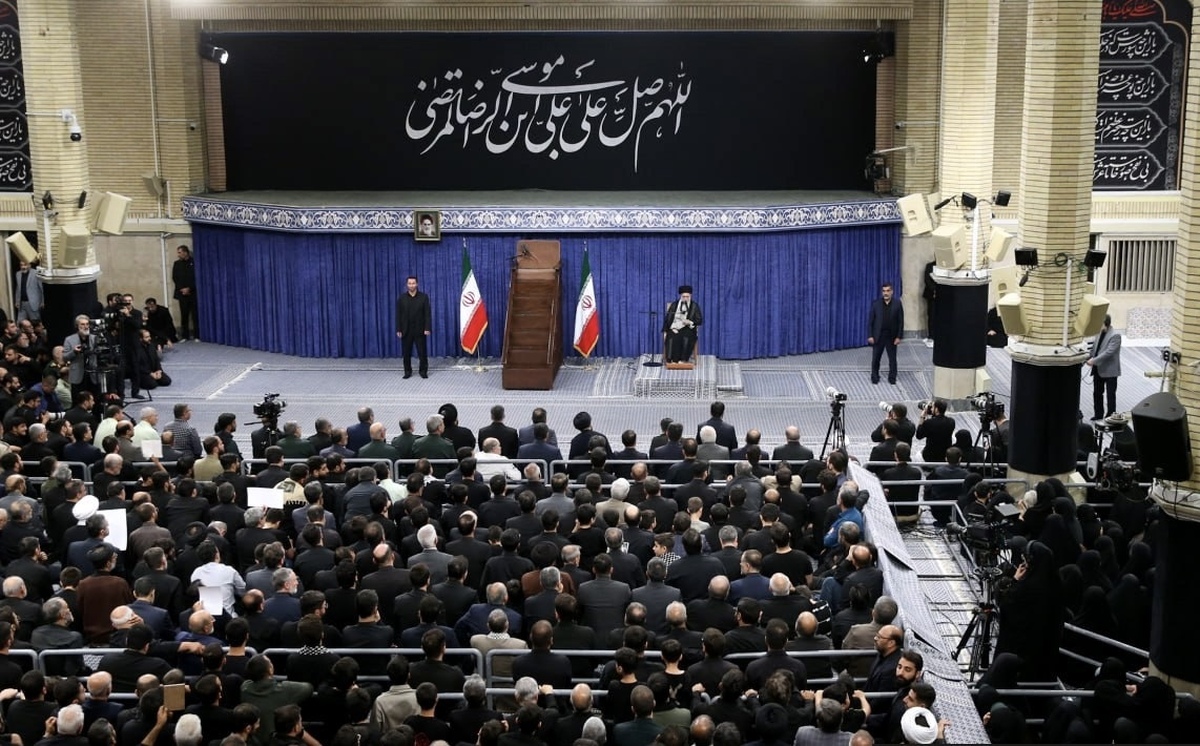 رهبر انقلاب: باید از خدمتگزاران کشور بویژه رئیس جمهور پرکار و پرتلاش حمایت شود