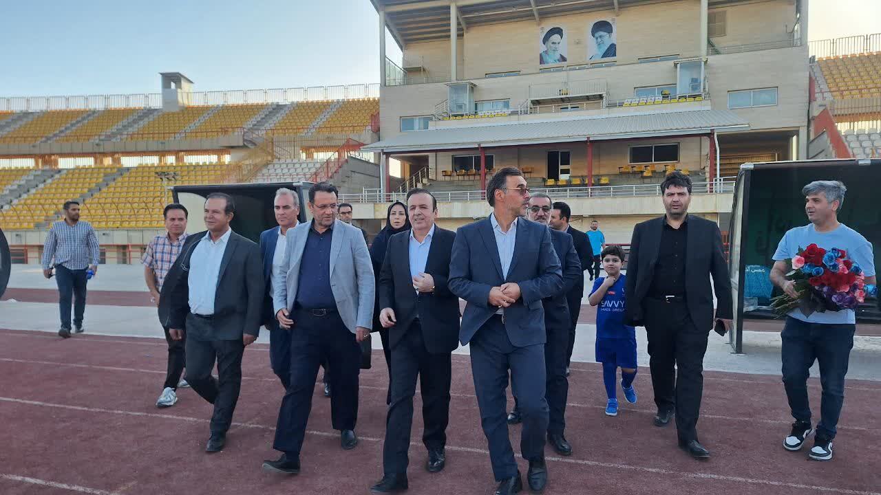 حضور استاندار قزوین در تمرینات تیم فوتبال شمس آذر حضور استاندار قزوین در تمرینات تیم فوتبال شمس آذر