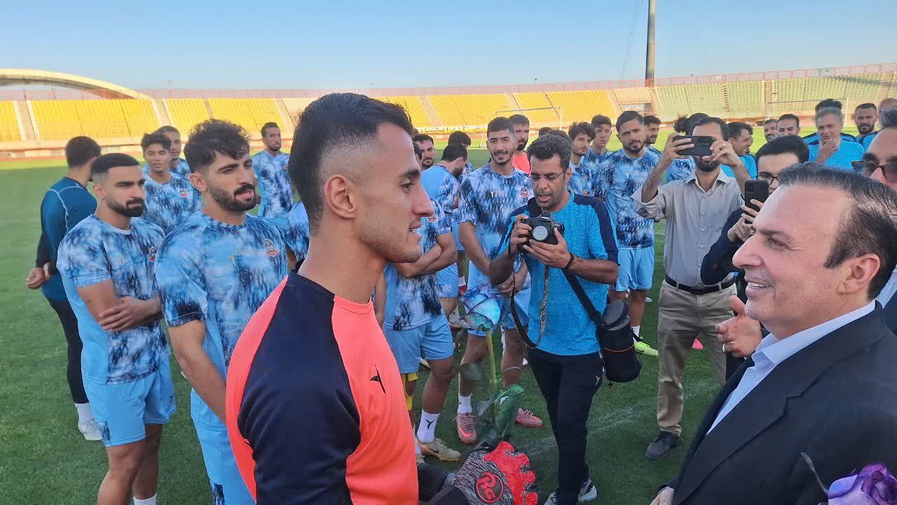 حضور استاندار قزوین در تمرینات تیم فوتبال شمس آذر حضور استاندار قزوین در تمرینات تیم فوتبال شمس آذر