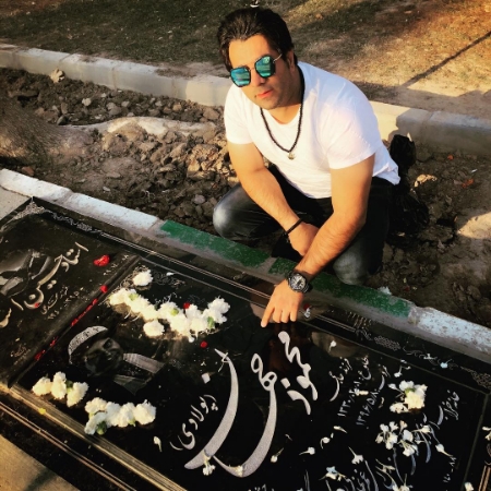 امید جهان بر سر مزار پدرش محمود جهان+عکس امید جهان بر سر مزار پدرش محمود جهان+عکس