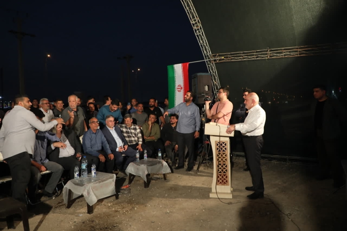 پس از حضور وبیناری رییس‌جمهور؛ استاندار خوزستان پای دردِ دل مردم کوی مهدیس اهواز نشست / دستور و وعده پیگیری مطالبه ها تا حصول نتیجه