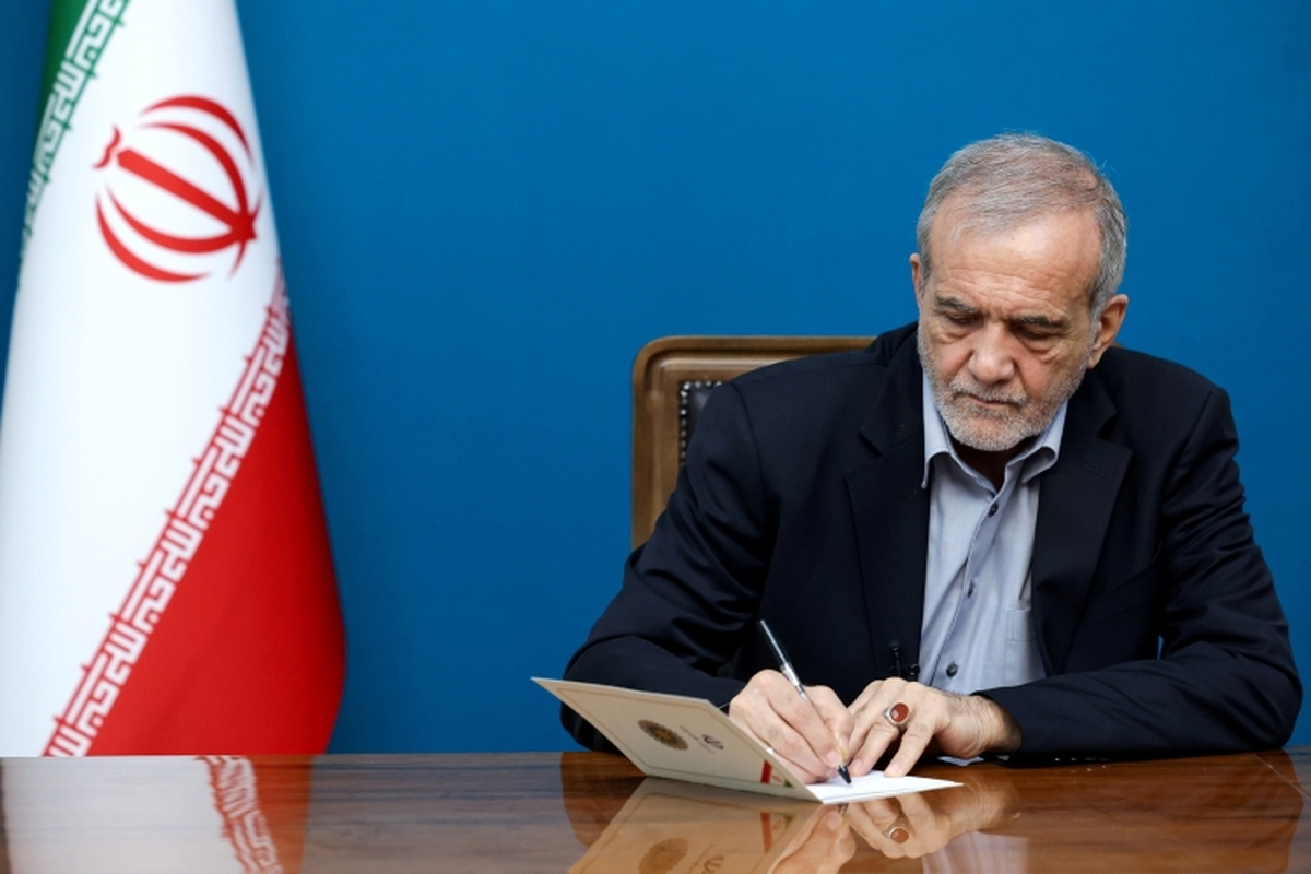 تبریک قهرمانی تیم ملی کشتی آزاد کشورمان از سوی پزشکیان