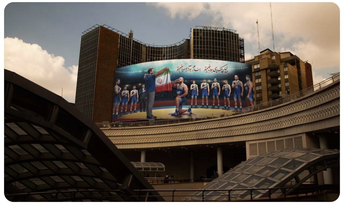 آزاد مردان تیم ملی کشتی بر فراز دیوارنگاره جدید میدان ولیعصر (عج)