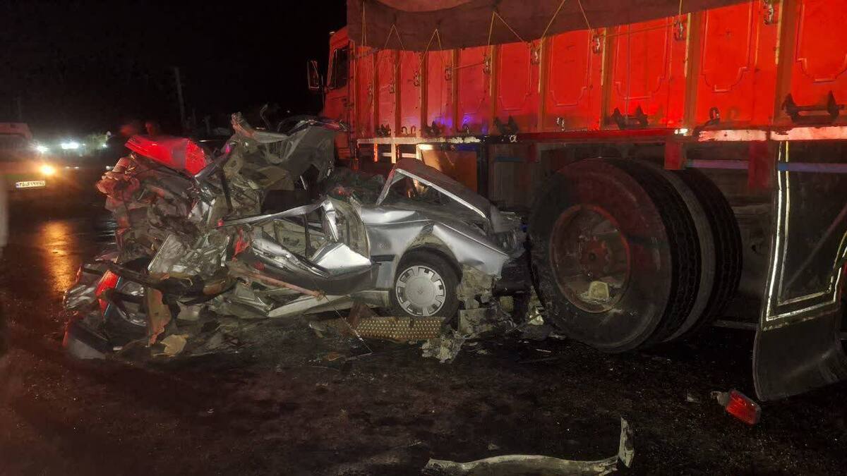 پرس شدن هولناک پژو ۴۰۵ بین ۲ کامیون در جاده عجب شیر