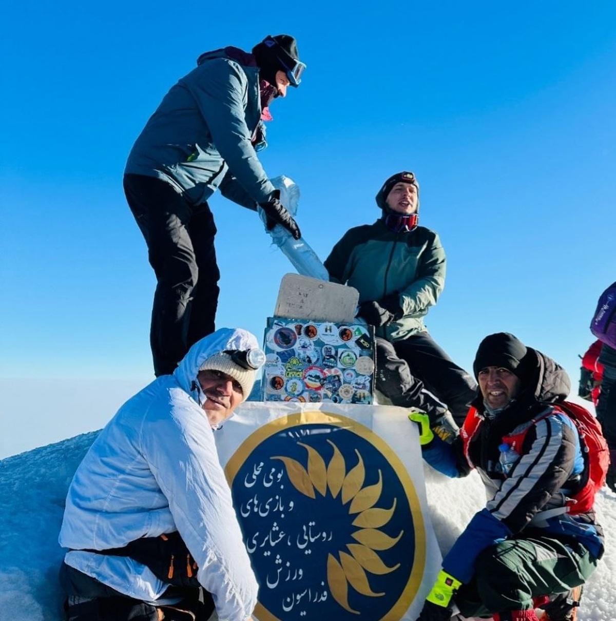  ورزشکاران روستایی بوشهر به قله آرارات ترکیه صعود کردند