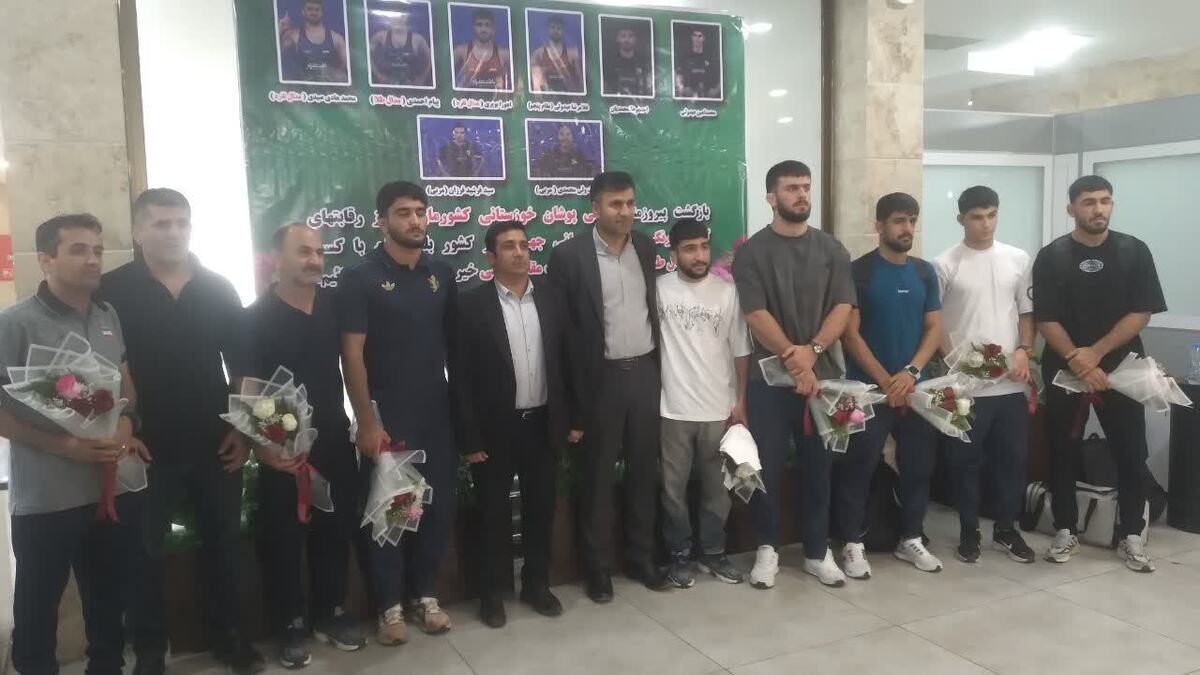 استقبال مدیر کل ورزش از افتخار آفرینان کشتی فرنگی جهان در فرودگاه اهواز