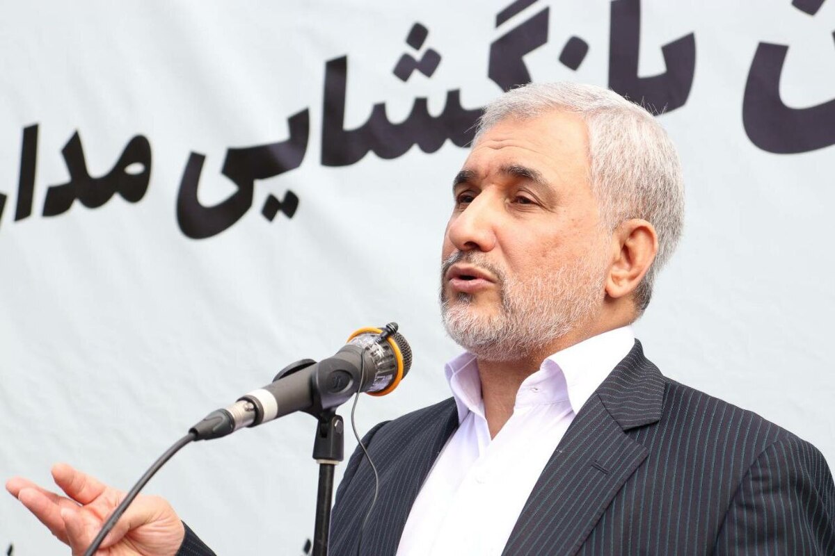 حضور معاون راهبردی و امور مجلس رئیس جمهور در محل تحصیل خود/ اسماعیلی زنگ مدرسه شرافت را به صدا درآورد