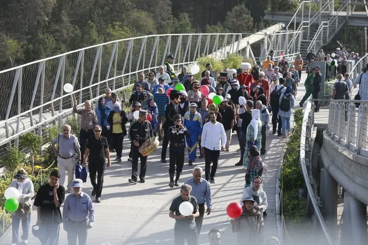 همایش پیاده روی خانوادگی ۲ هزار نفری بازنشستگان شهرداری تهران برگزار شد