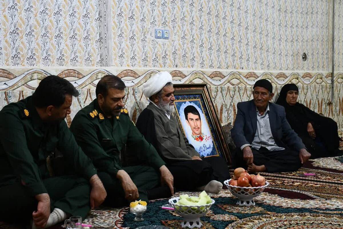 تجلیل نماینده ولی فقیه در سپاه فتح از خانواده شهدا