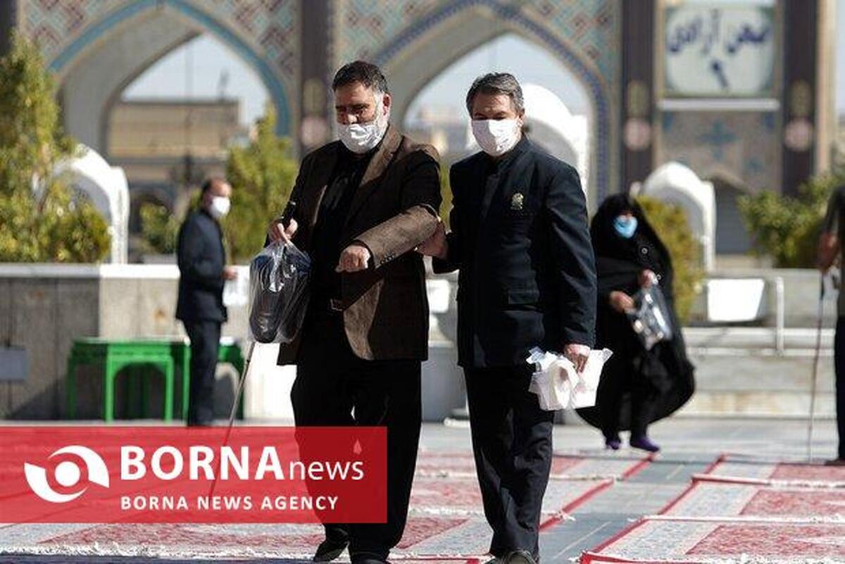 همراهی و خدمت‌رسانی خدمه حرم مطهر رضوی به زائران نابینا