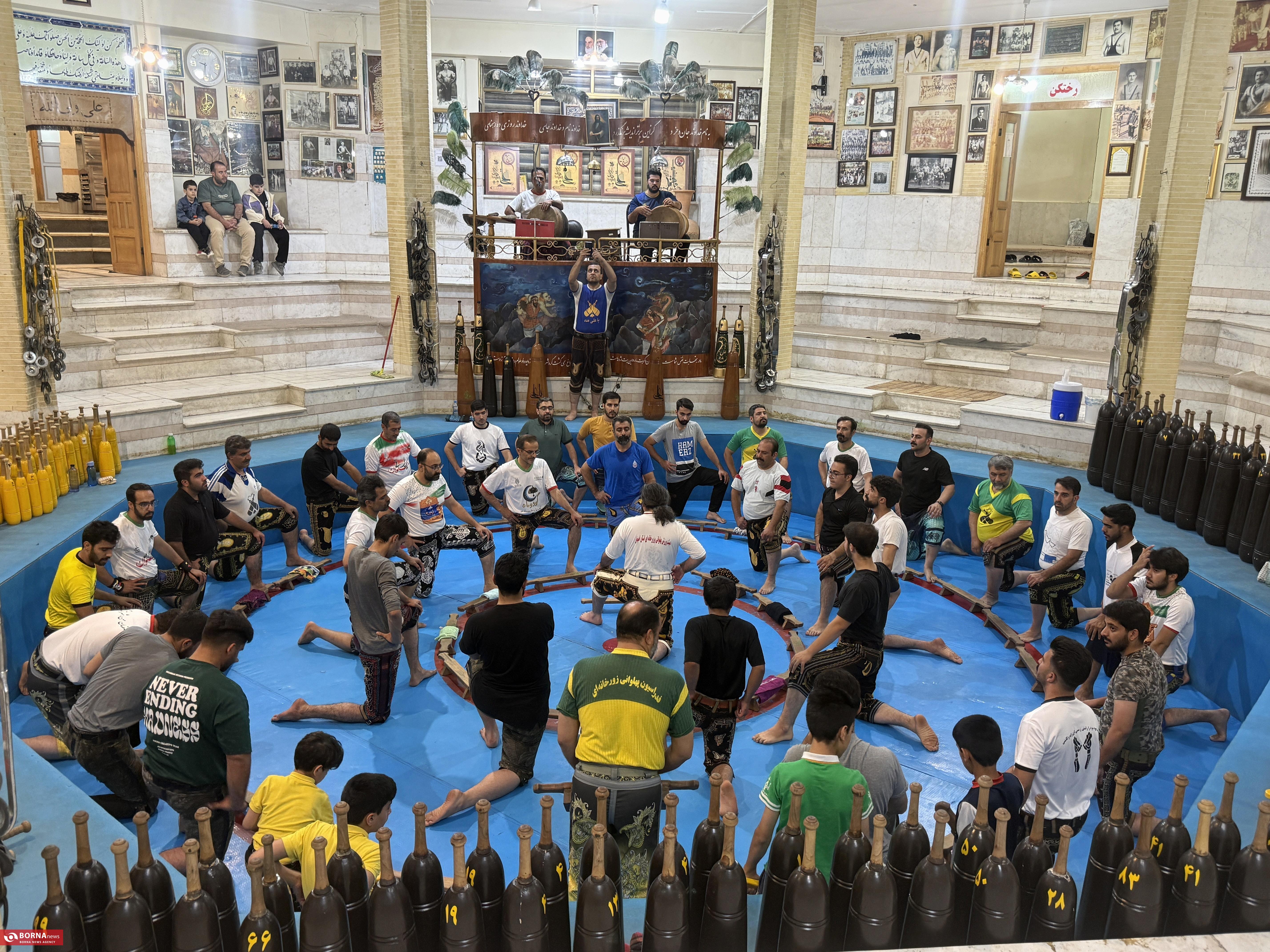 ضرب و زنگ و خاک؛ گزارشی میدانی از آیین پهلوانی در زورخانه علیقلیآقای اصفهان ضرب و زنگ و خاک؛ گزارشی میدانی از آیین پهلوانی در زورخانه علیقلیآقای اصفهان