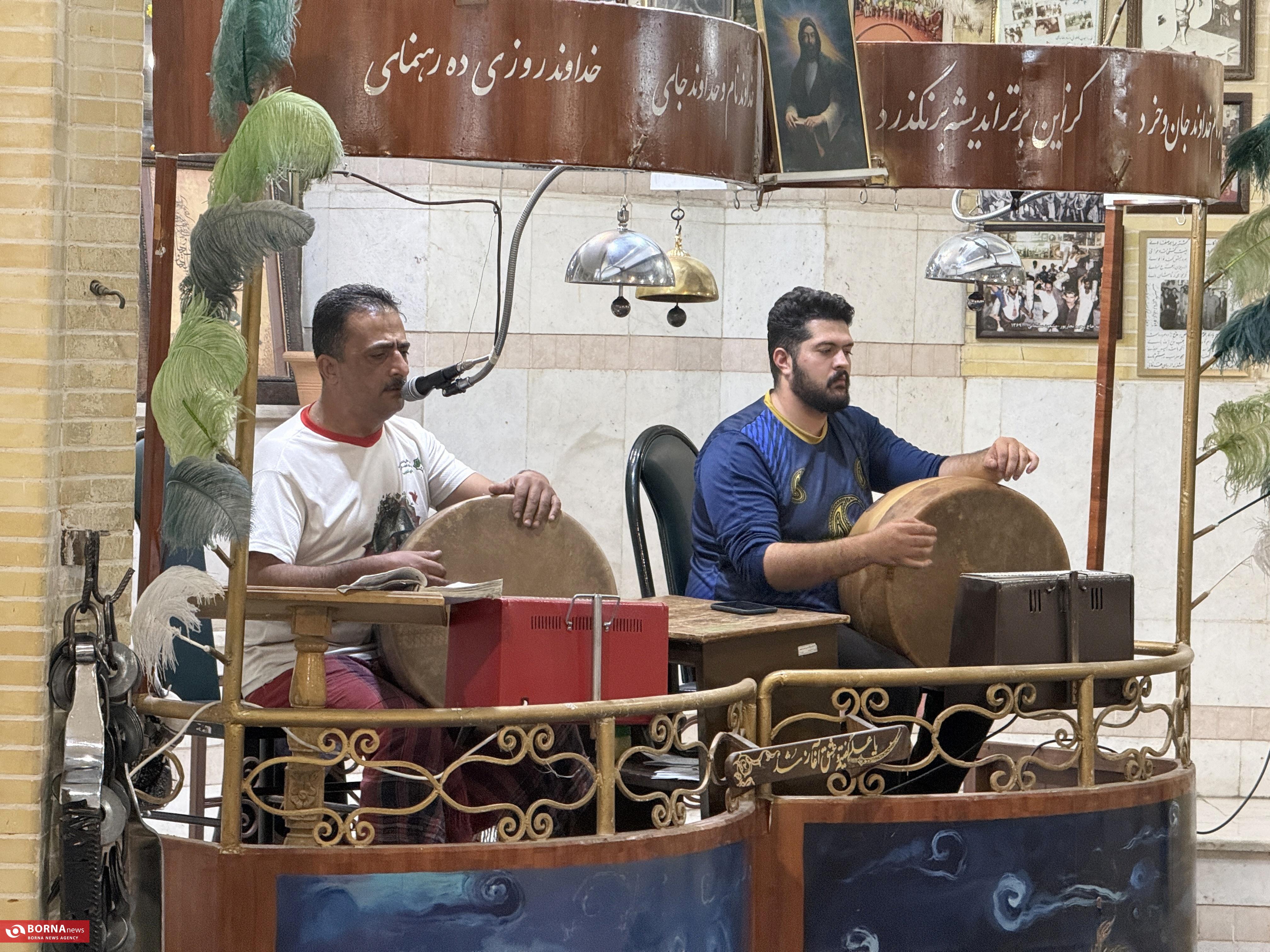 ضرب و زنگ و خاک؛ گزارشی میدانی از آیین پهلوانی در زورخانه علیقلیآقای اصفهان ضرب و زنگ و خاک؛ گزارشی میدانی از آیین پهلوانی در زورخانه علیقلیآقای اصفهان