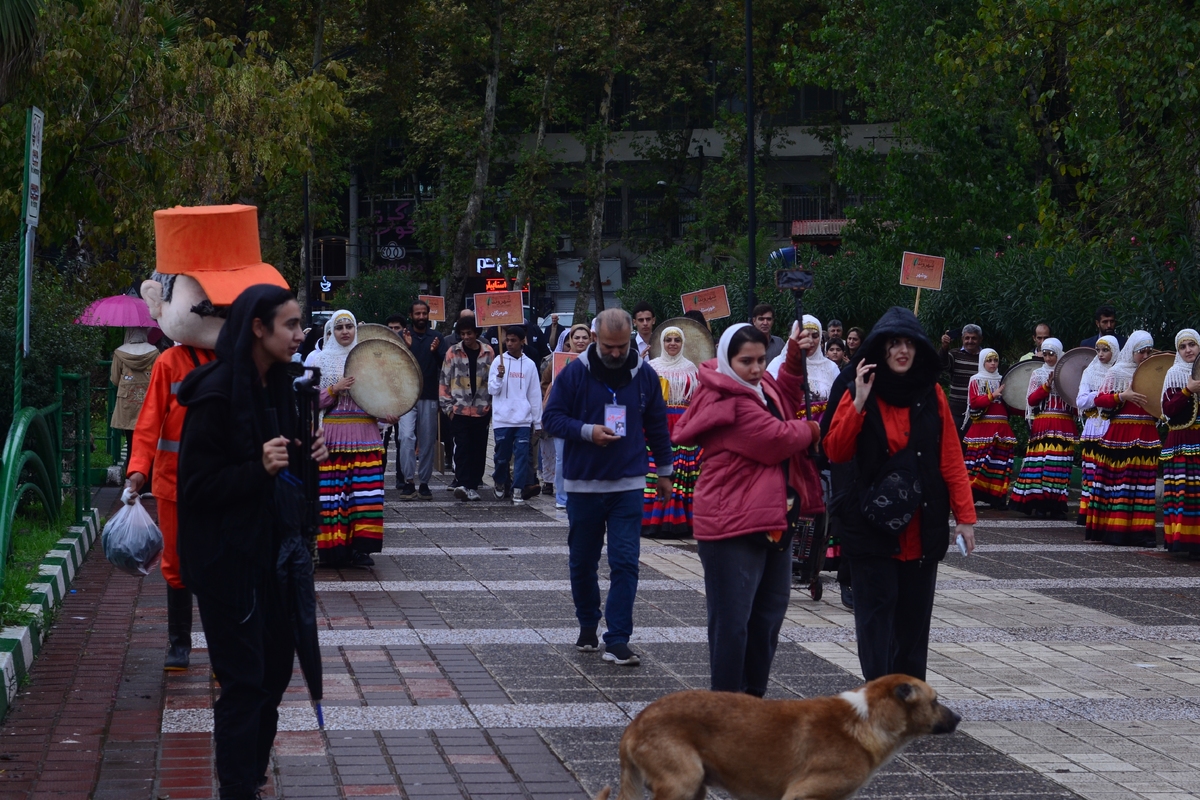 کارناوال آیینی آغازگر چهاردهمین جشنواره شهروند/ شهر چای ایران میزبان هنرمندان تئاتر خیابانی شد
