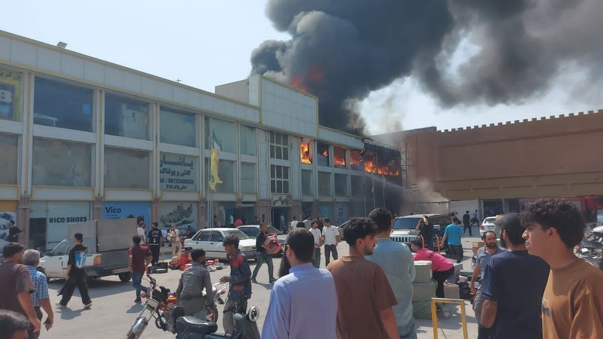 ۷ ساعت عملیات نفسگیر برای مهار آتش‌سوزی بازار بزرگ اطلس قشم – درگهان