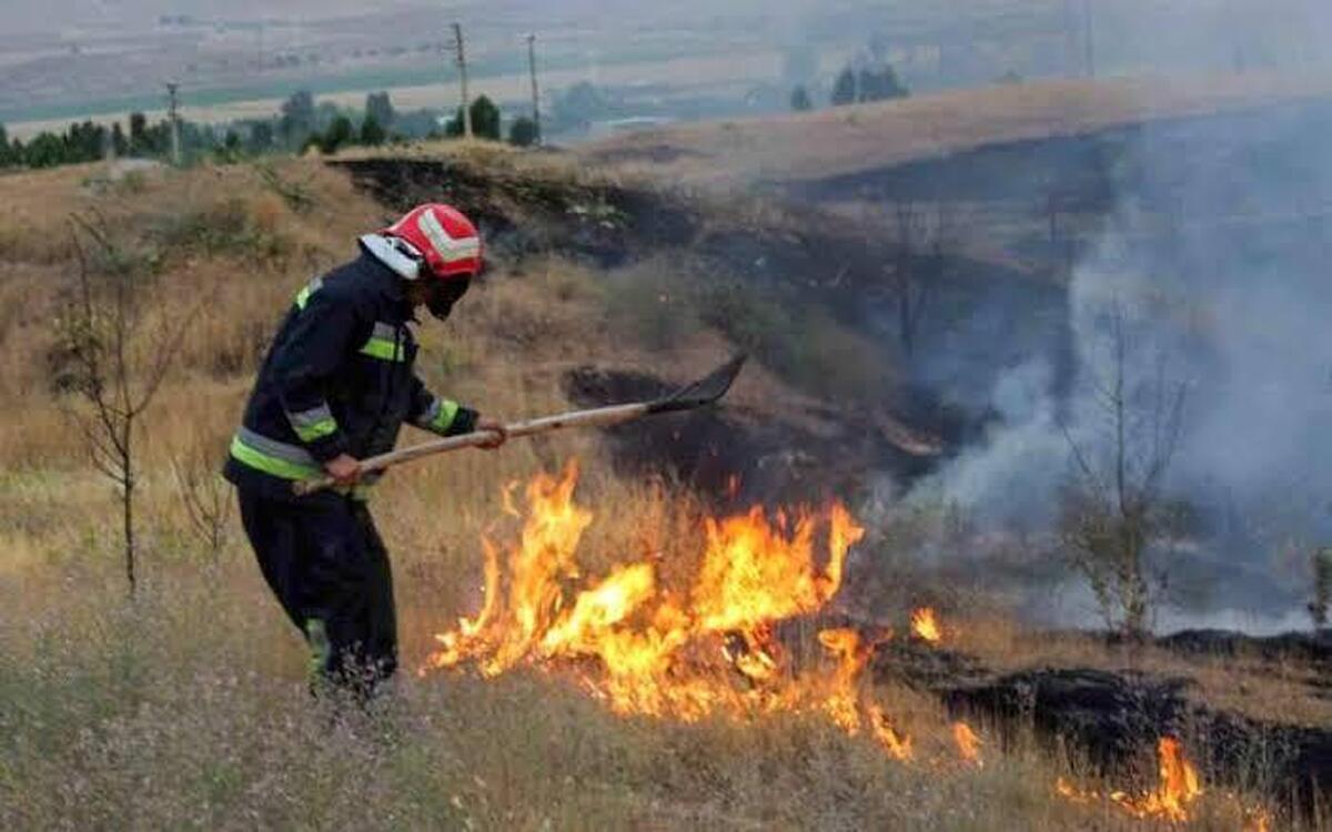 مهار آتش مزارع در صدر ۴۰۵ مورد عملیات آتش‌نشانی خمین