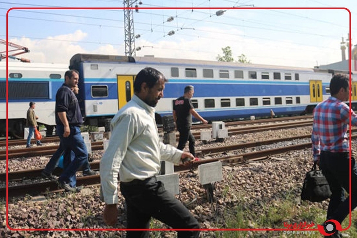 مسافران خط ۵ مترو روی ریل پیاده شدند