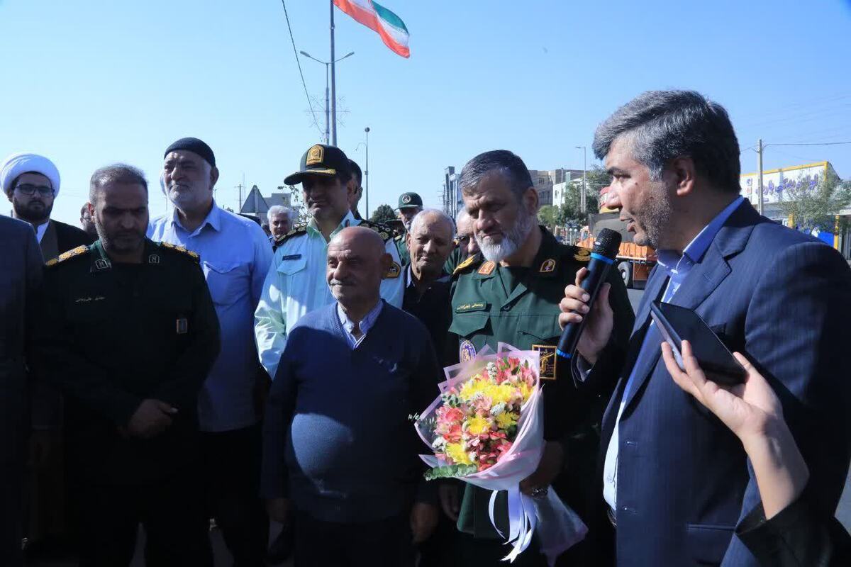 رونمایی از ۱۷ تمثال شهدا در ورودی آبیک/شهدا زنده‌اند و ناظر بر عملکرد ما