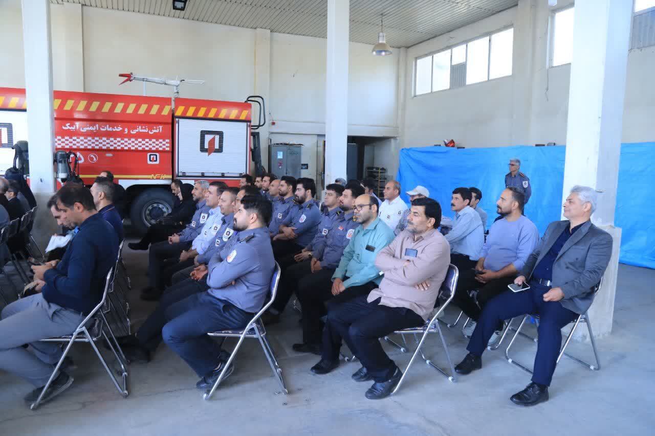 آتشنشانی عشق است، نه شغل/ تجلیل از آتشنشانان به پاس خدمات ایثارگرانه آتشنشانی عشق است، نه شغل/ تجلیل از آتشنشانان به پاس خدمات ایثارگرانه