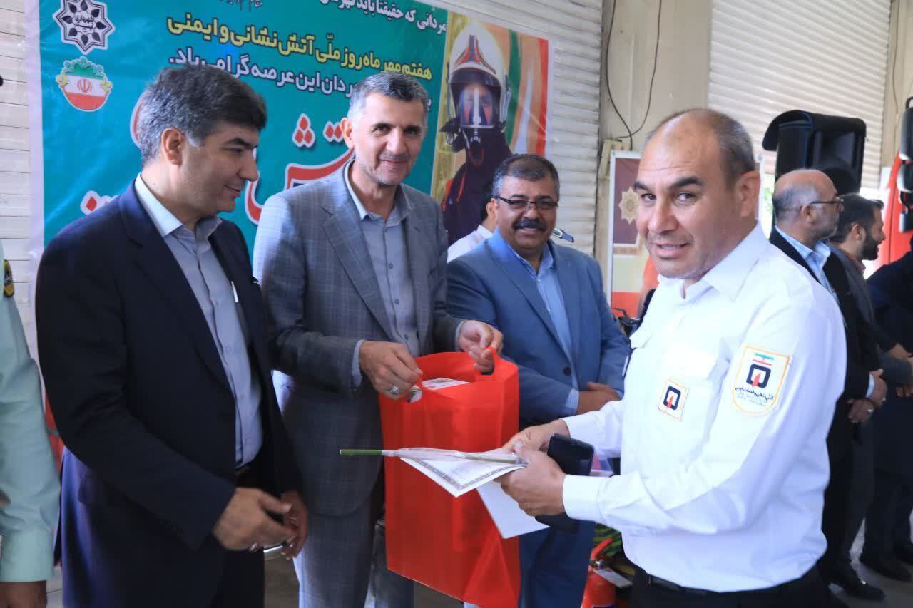 آتشنشانی عشق است، نه شغل/ تجلیل از آتشنشانان به پاس خدمات ایثارگرانه آتشنشانی عشق است، نه شغل/ تجلیل از آتشنشانان به پاس خدمات ایثارگرانه