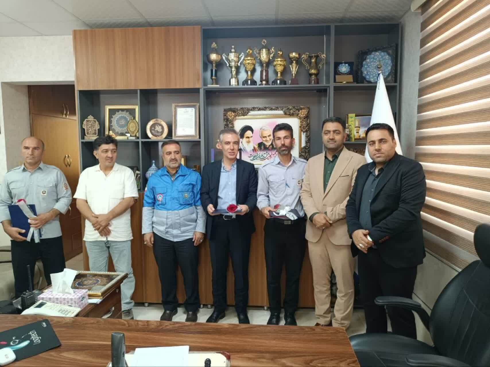 تقدیر از آتشنشانان و قدردانی از عملکرد شهرداری خاکعلی در هفته آتشنشانی تقدیر از آتشنشانان و قدردانی از عملکرد شهرداری خاکعلی در هفته آتشنشانی