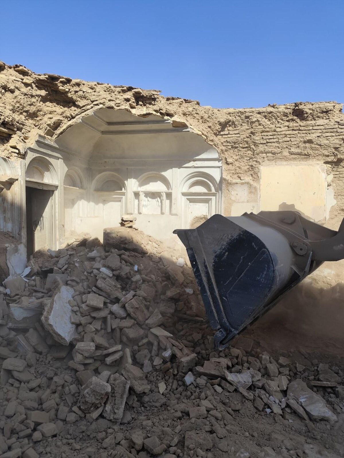 لودر‌ها همچنان در بافت تاریخی می‌تازند/ تخریب یک خانه تاریخی در محله‌شهر کرمان