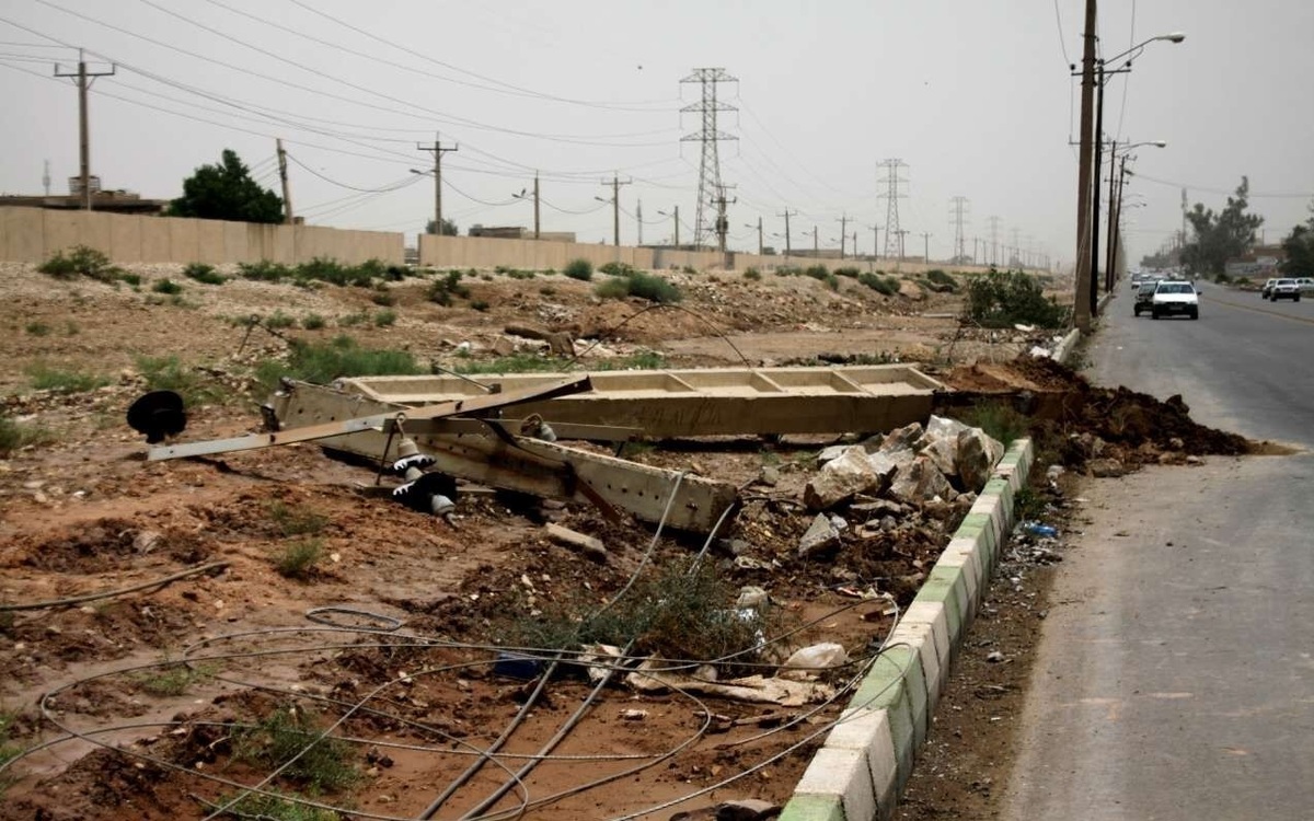 سقوط ۱۰ تیر برق بر اثر آتش سوزی در گچساران