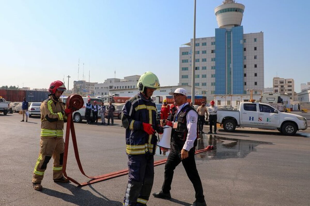 رزمایش امداد و نجات و اطفای حریق شناور در بندر بوشهر برگزار شد