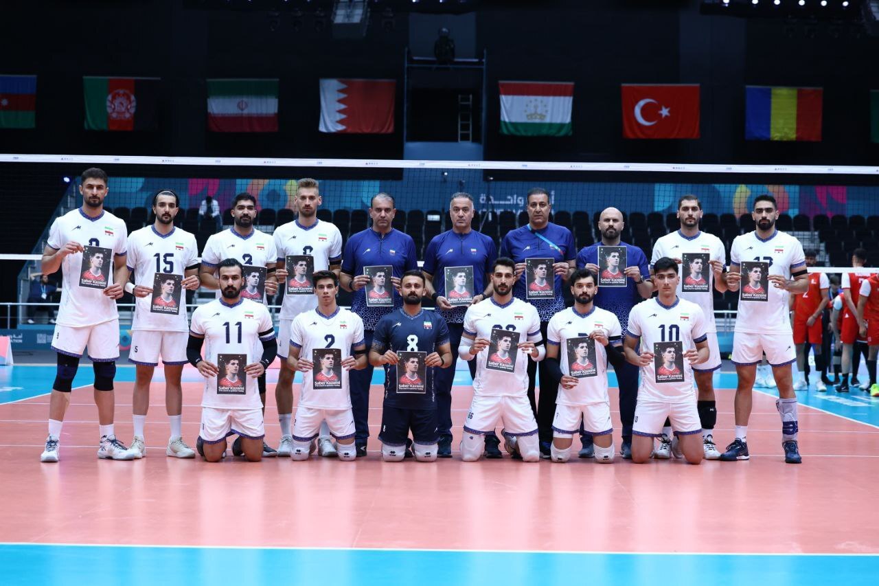 ادای احترام ملیپوشان والیبال به صابر کاظمی/ یاد ستاره فقید در ریاض زنده شد + عکس ادای احترام ملیپوشان والیبال به صابر کاظمی/ یاد ستاره فقید در ریاض زنده شد + عکس