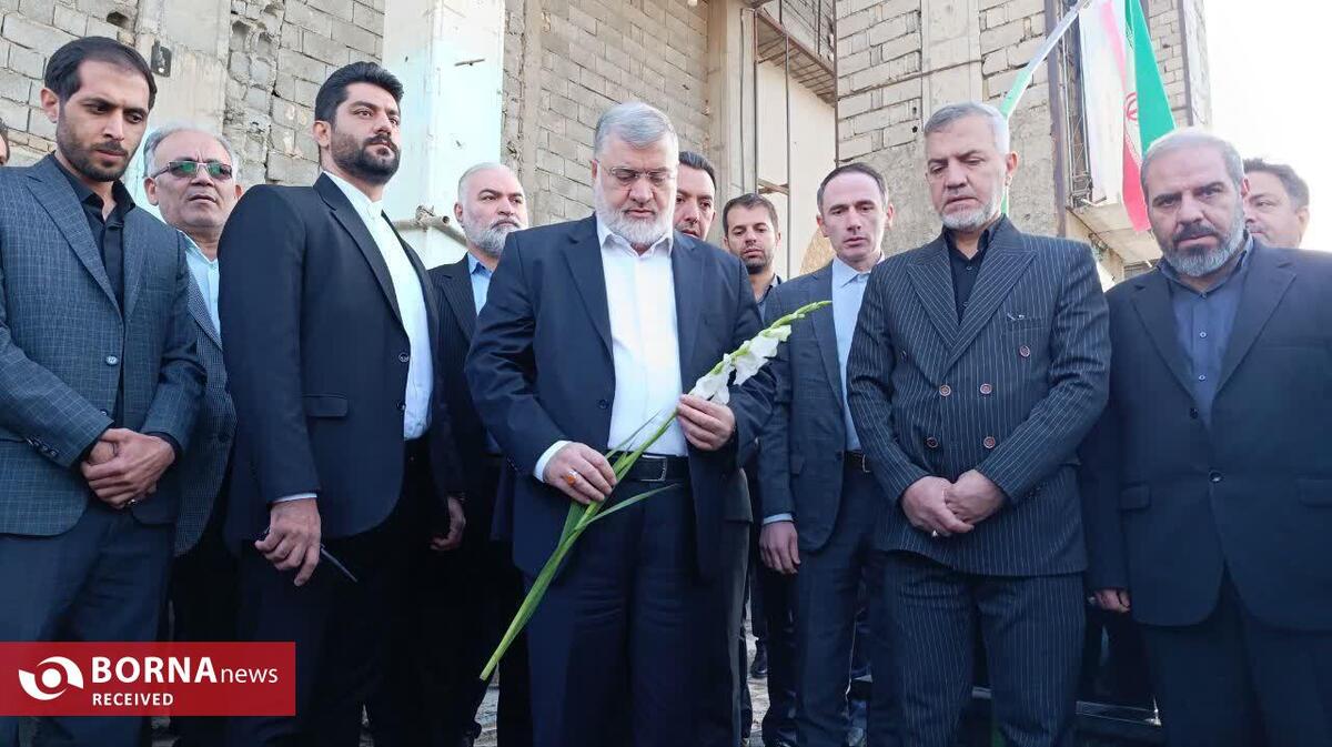 استاندار تهران با عطر افشانی مزار شهدا شهرستان بهارستان برنامه های خود را آغاز کرد