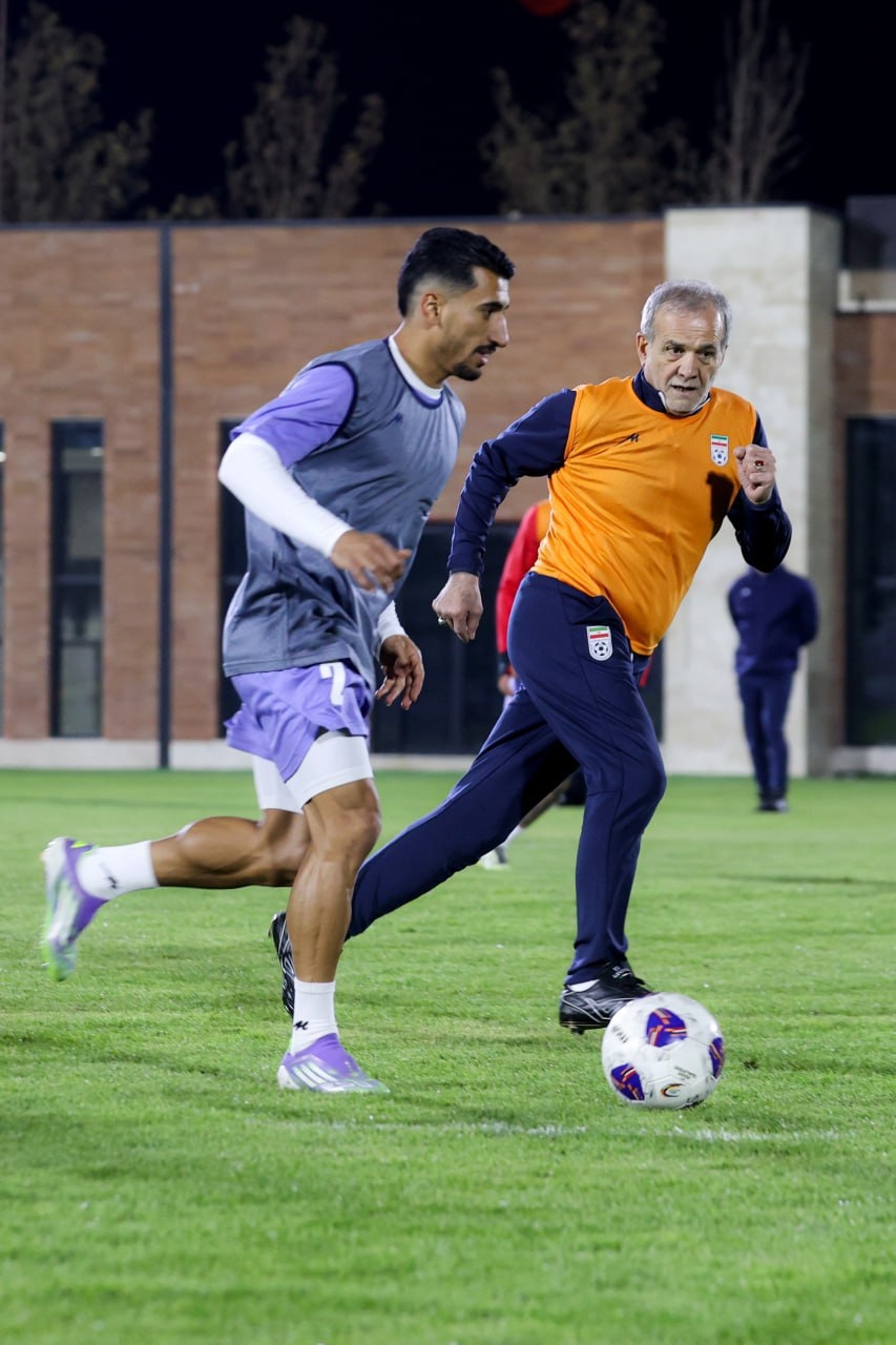 حردانی: آمادگی بدنی رئیسجمهور همه ما را غافلگیر کرد/ روحیه بازیکنان تیم ملی با حضور پزشکیان دوچندان شد حردانی: آمادگی بدنی رئیسجمهور همه ما را غافلگیر کرد/ روحیه بازیکنان تیم ملی با حضور پزشکیان دوچندان شد