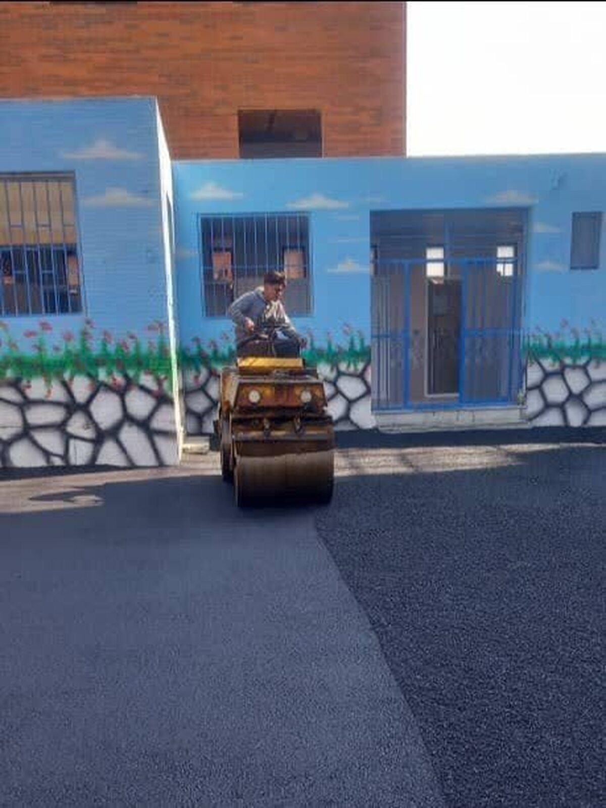 اجرای طرح آسفالت محوطه مدارس شهرستان فردیس کلید خورد