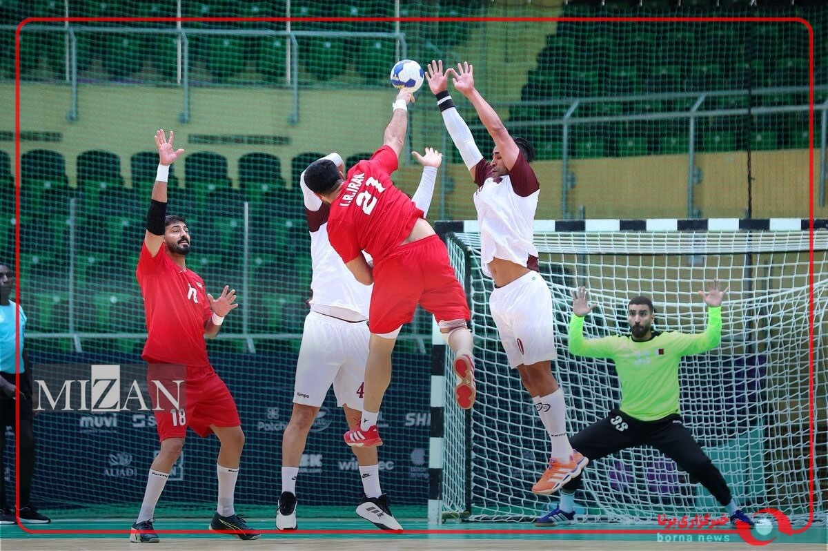 اعضای تیم های مالدیو و امارات همگروه های تیم ملی هندبال کشورمان در حال تماشای بازی ایران و قطر