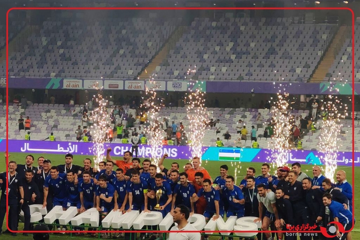 لحظه اهدای جام قهرمانی به اعضای تیم ملی ازبکستان بعد از برتری مقابل ایران