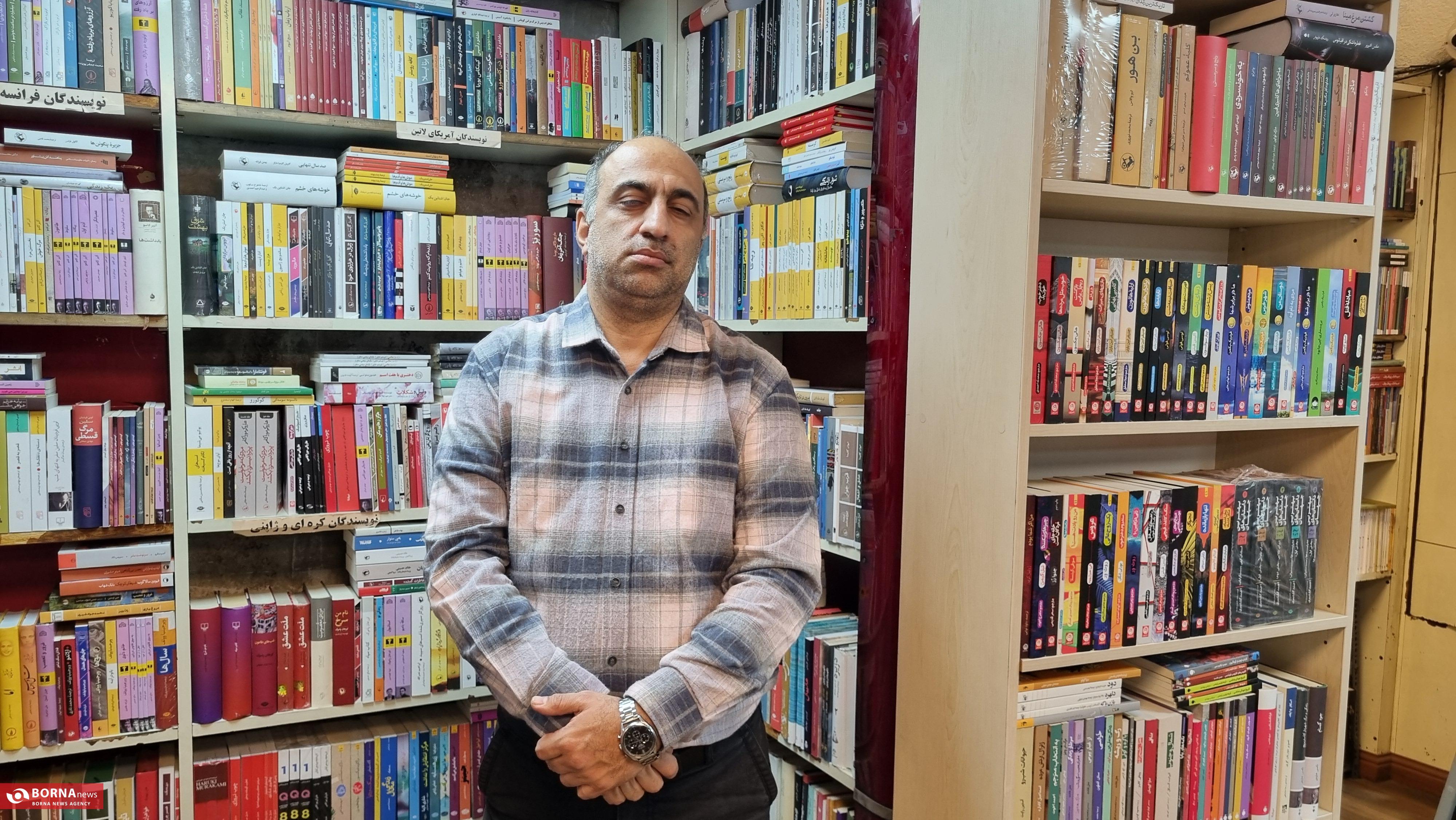 میان ویترینها و بادِ سرد آبان؛ روایتی میدانی از خیابان انقلاب در هفته کتاب میان ویترینها و بادِ سرد آبان؛ روایتی میدانی از خیابان انقلاب در هفته کتاب