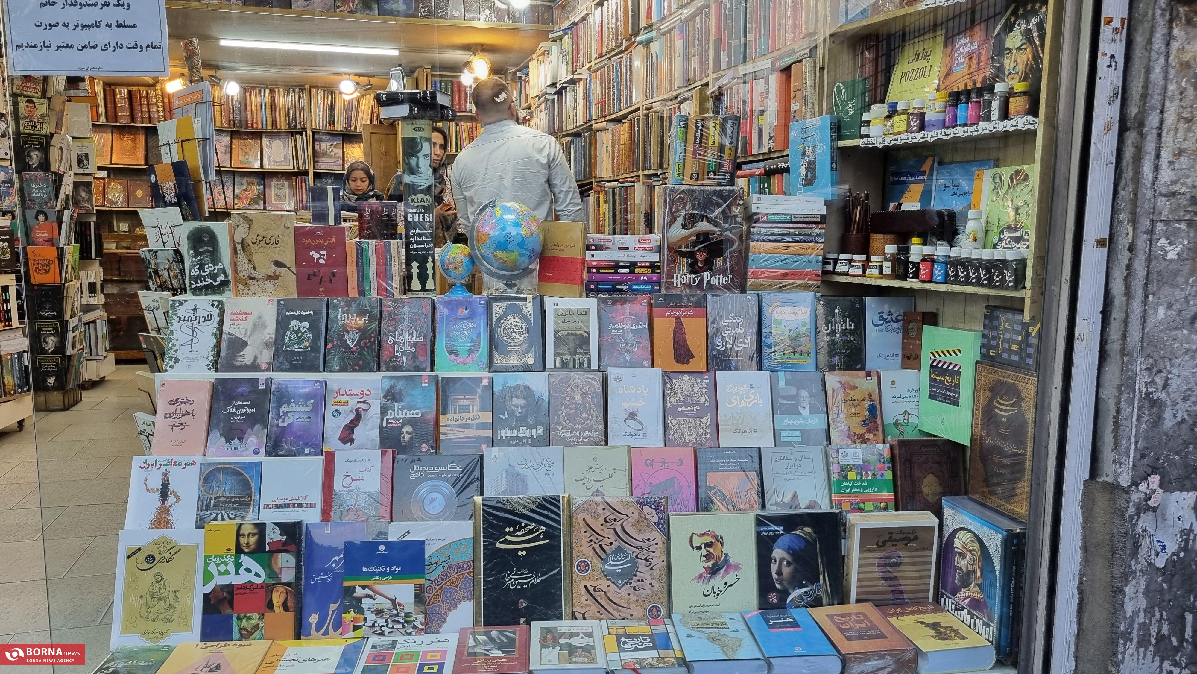 میان ویترینها و بادِ سرد آبان؛ روایتی میدانی از خیابان انقلاب در هفته کتاب میان ویترینها و بادِ سرد آبان؛ روایتی میدانی از خیابان انقلاب در هفته کتاب