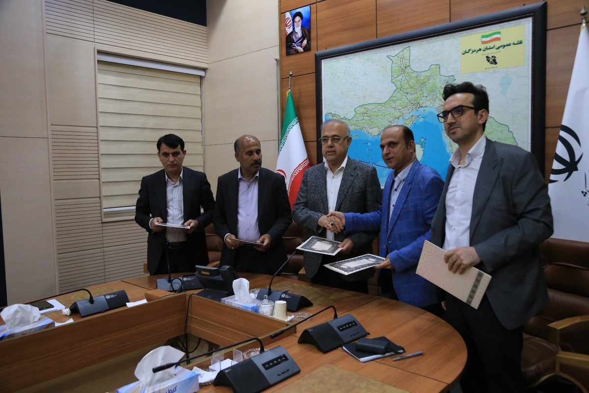 تفاهم نامه خرید دستگاه ام.آر.آی برای بیمارستان‌های رودان و جاسک امضا شد