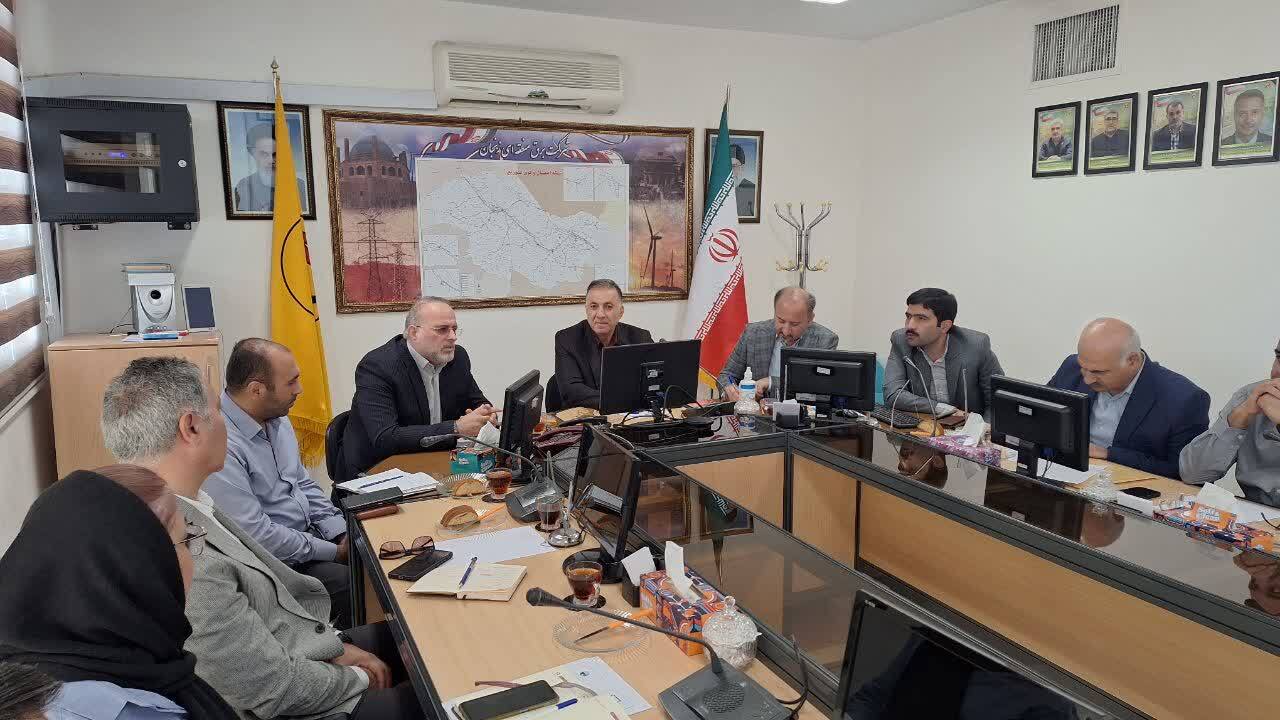 تجمیع زمینها و ساخت نیروگاههای 100 مگاواتی خورشیدی در اولویت قرار گیرد