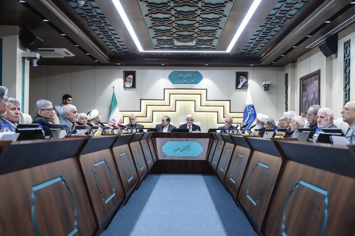 عارف: کشور از قطع روابط علمی با جهان ضرر می‌کند/دولت حق ندارد در امور دانشگاه‌ها دخالت کند