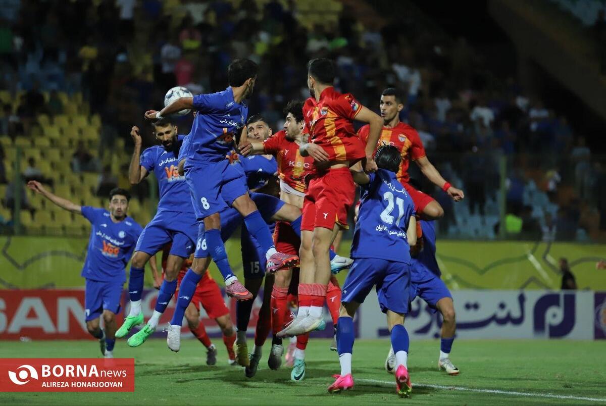 دیدار تیم‌های فوتبال استقلال خوزستان - فولاد