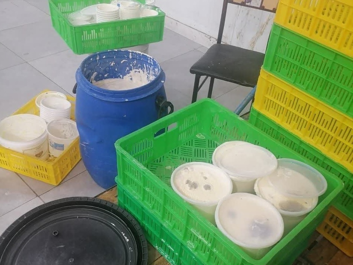 معدوم‌سازی بیش از ۲۵۰ کیلوگرم لبنیات فاسد در قم