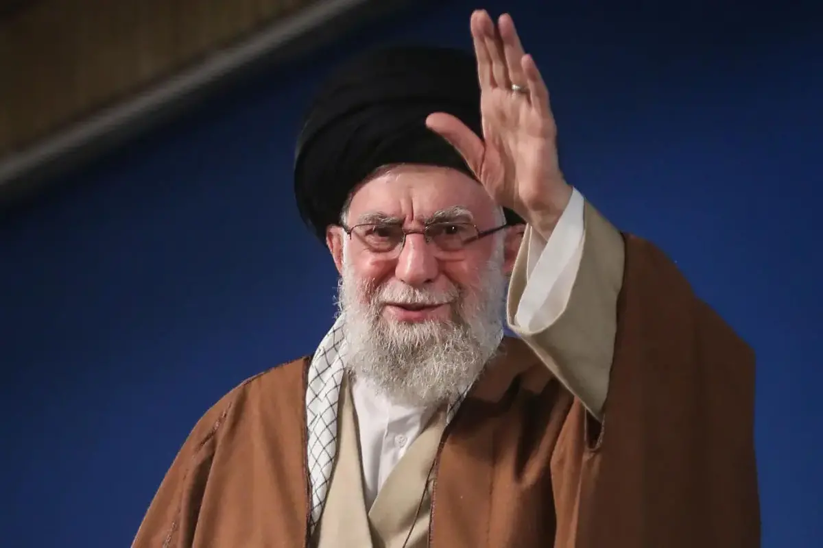 پیگیری وضعیت سلامت آقای رضا امیرخانی از سوی رهبر انقلاب