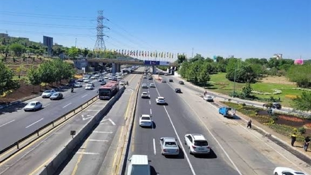 آغاز بهره‌برداری از خط جدید حمل‌ونقل همگانی در بزرگراه شهید چمران/ مسیر ویژه برای ون‌های مسافربری، تاکسی‌های برقی و اتوبوس‌ها فعال شد