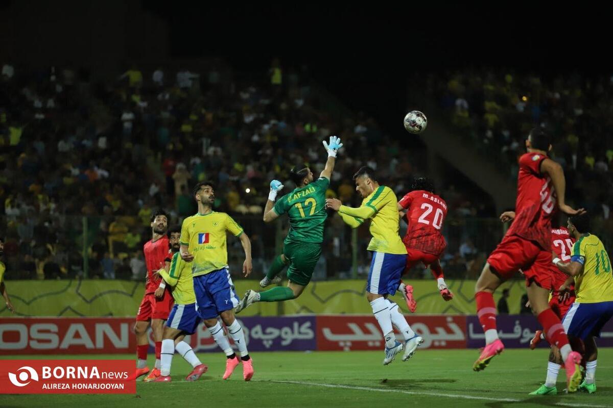 دیدار تیم‌های فوتبال صنعت نفت آبادان - پالایش نفت بندرعباس