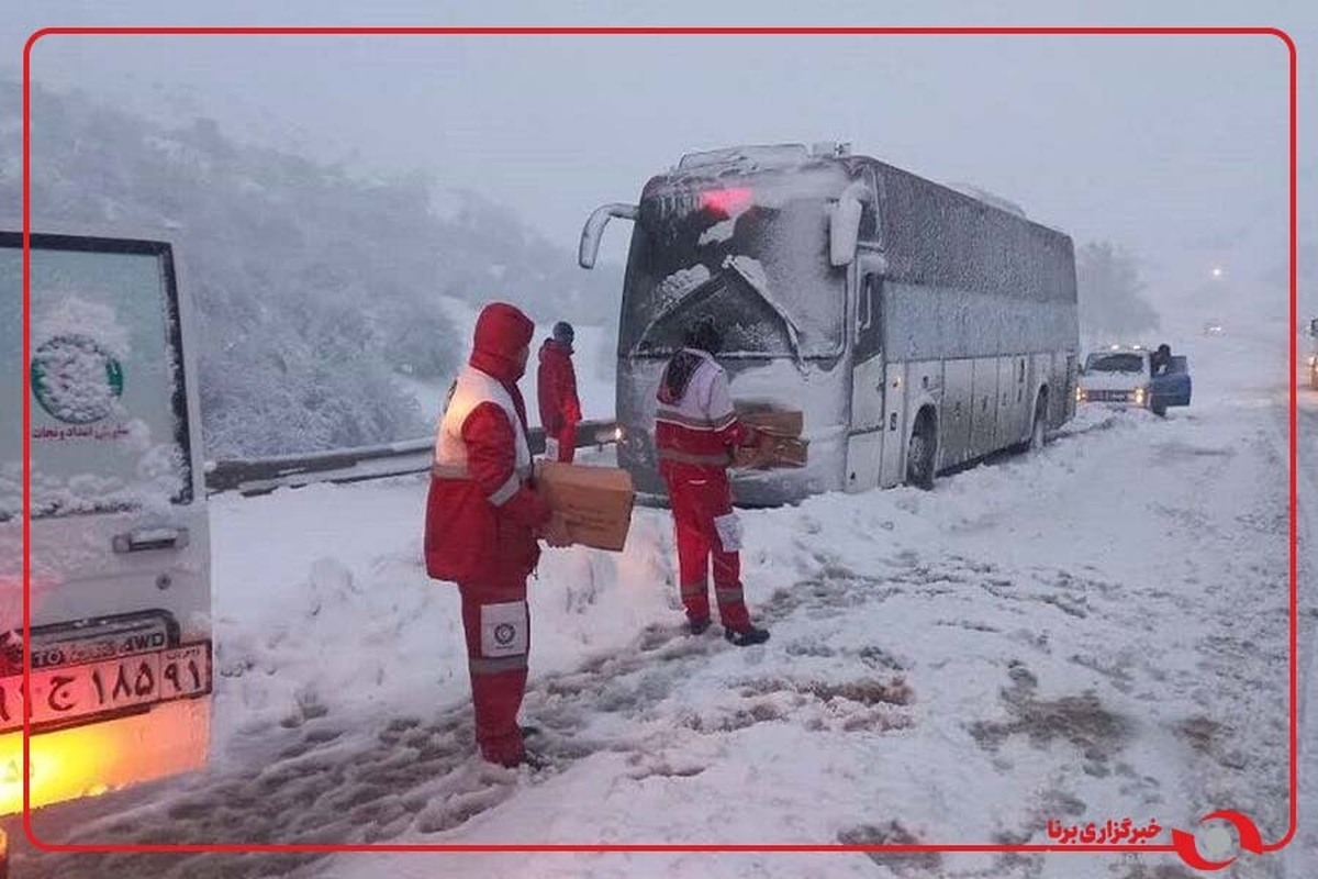 یک دستگاه اتوبوس در برف و کولاک محور تکاب – شاهیندژ گرفتار شد